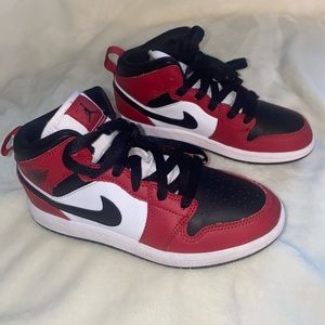 Air Jordan 1 Mid Chicago Black Toe